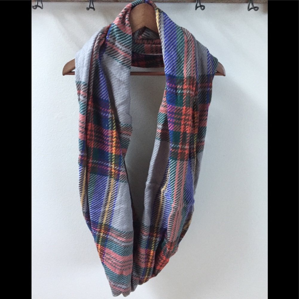Modena Scarf 🧣 - Picture 2 of 2